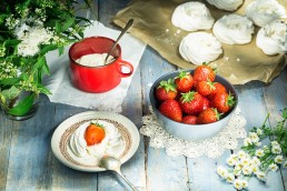 Photo pf food- traditional english dessert strawberries and meringue